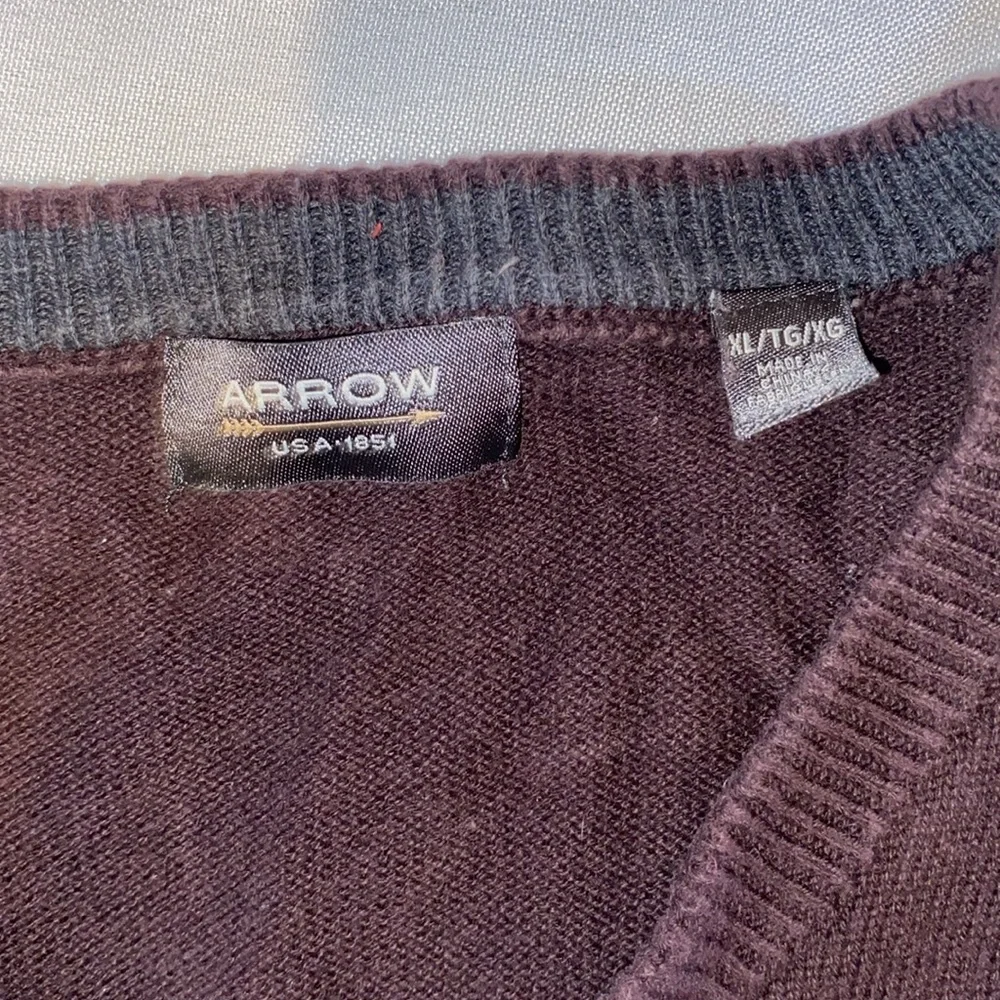 Arrow Men's V-Neck Sweater - Black